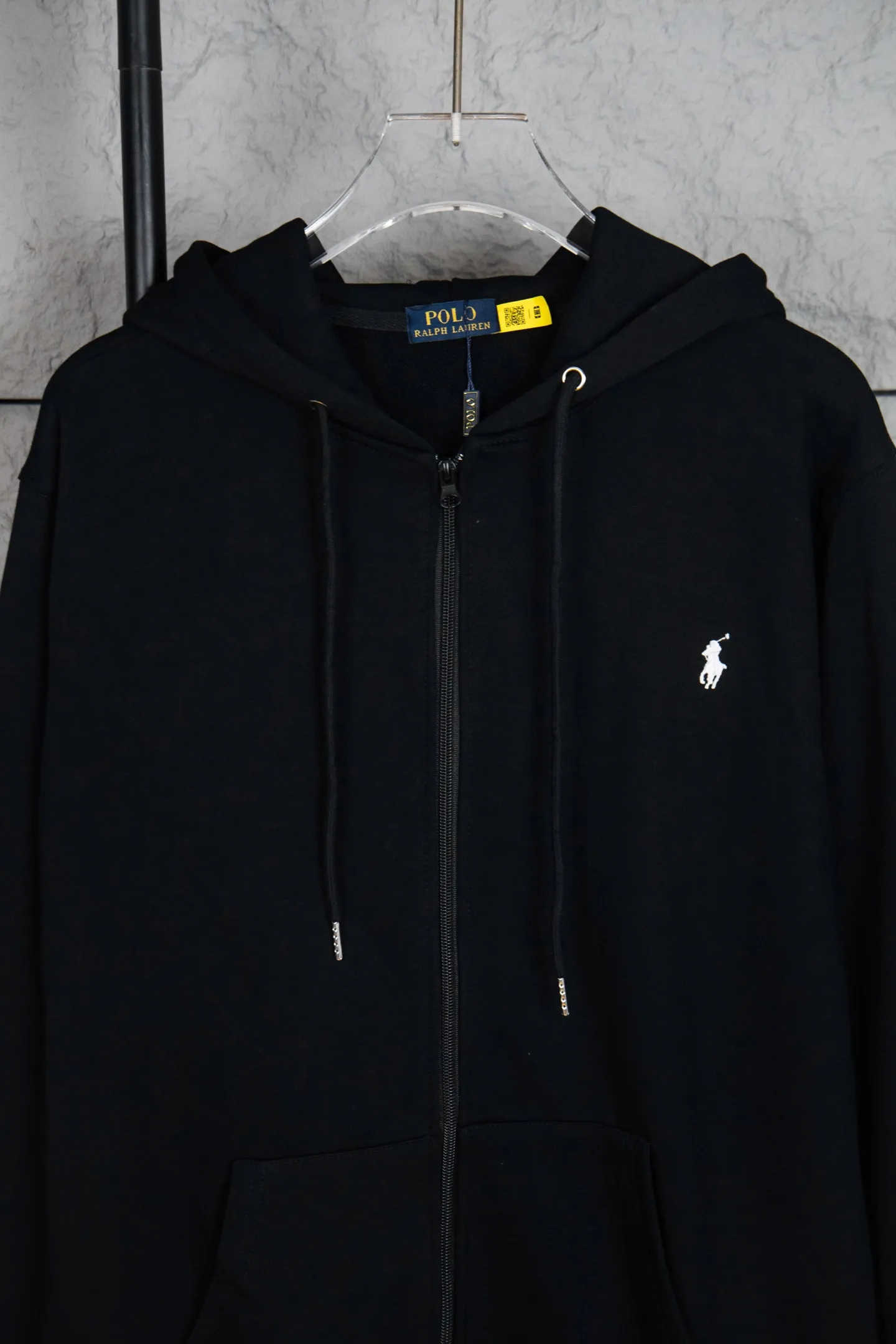 P230 Ralph Lauren/Ralph Lauren pony embroidered zipper cardigan hooded sweatshirt. This sweatshirt is available for everyone in autumn and winter. You can wear it casually no matter how you wear it! ! This hooded sweatshirt is decorated with the simple style that represents Ralph Lauren and is paired with a pony embroidery pattern, which is three-dimensional and full! The solid color fabric paired with exquisite embroidery instantly sets it off! Hooded sports design, loose and casual fit! The overall texture is very strong! Through the pictures, we can feel the thickness and texture of custom-woven and dyed threads. The workmanship is exquisite. They are shipped from major foreign trade factories. They are all made by masters with many years of experience. Everything is of high standards and requirements! Simple and versatile model ~ Made of imported pique cotton fabric, which is super delicate and soft, close to the body without being tied. All fabrics and accessories are original custom-made and of high quality! Perfectly reflects the brand’s sense of superiority! Standard cut, comfortable stretch, unrestricted movement! Highly practical, high-end and classy! Versatile style ~ can be paired with jeans or jogging pants. Ideal for transitioning from your morning commute to weekend events! Size: S-XL Color: Gray Navy Black